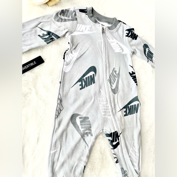 New with tags BABY NIKE LOGO ZIP FOOTED SLEEP & PLAY PAJAMAS GRAY. Logo on foot - Picture 3 of 9